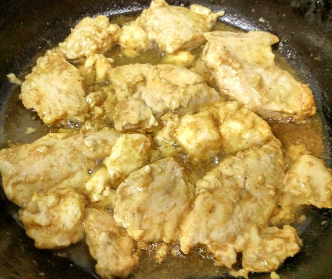 Рецепт домашней курицы на сковороде. Куриное филе с сыром на сковороде. Грудка с сыром на сковороде. Курица с сыром на сковороде. Куриное филе с сыром и майонезом на сковороде.