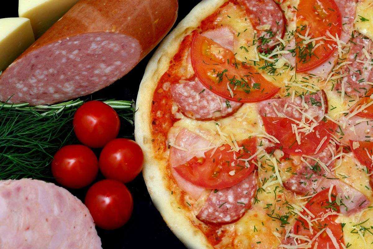 рецепт простой домашней пиццы с колбасой и сыром фото 29