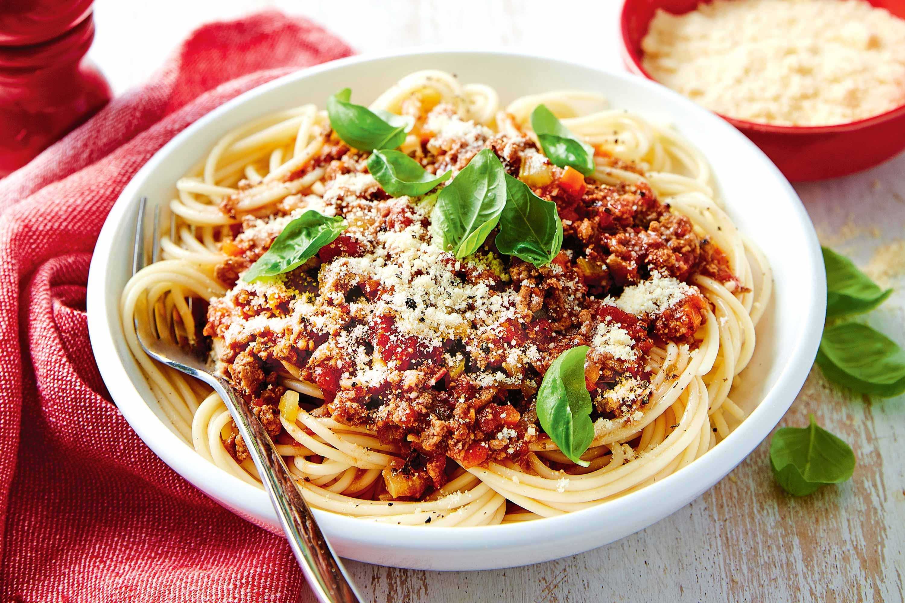 Спагетти с фаршем и овощами на сковороде, простой рецепт с фото
