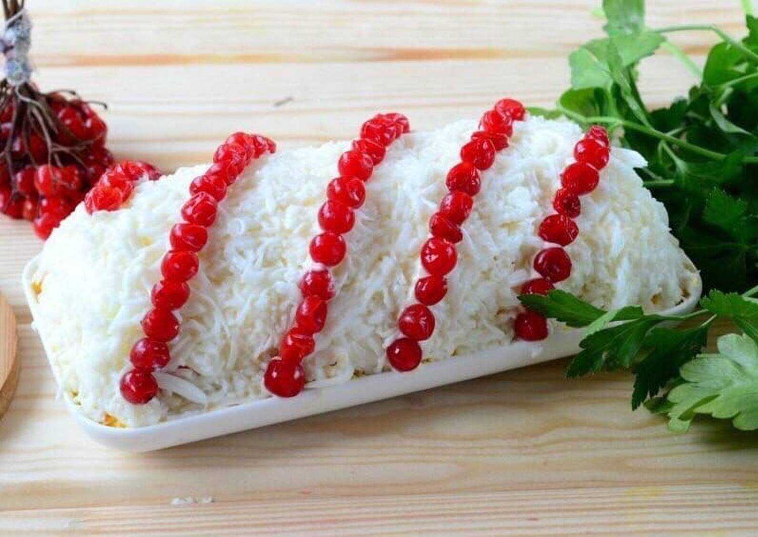 Фаршированные крабовые палочки с популярным соусом: отличная закуска для большой компании
