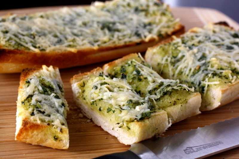 Хлеб с сыром и чесноком рецепт. Чиабатта с сыром и чесноком. Хлеб с чесноком сыром и зеленью. Чиабатта с зеленью и сыром. Хлеб чиабатта с сыром.