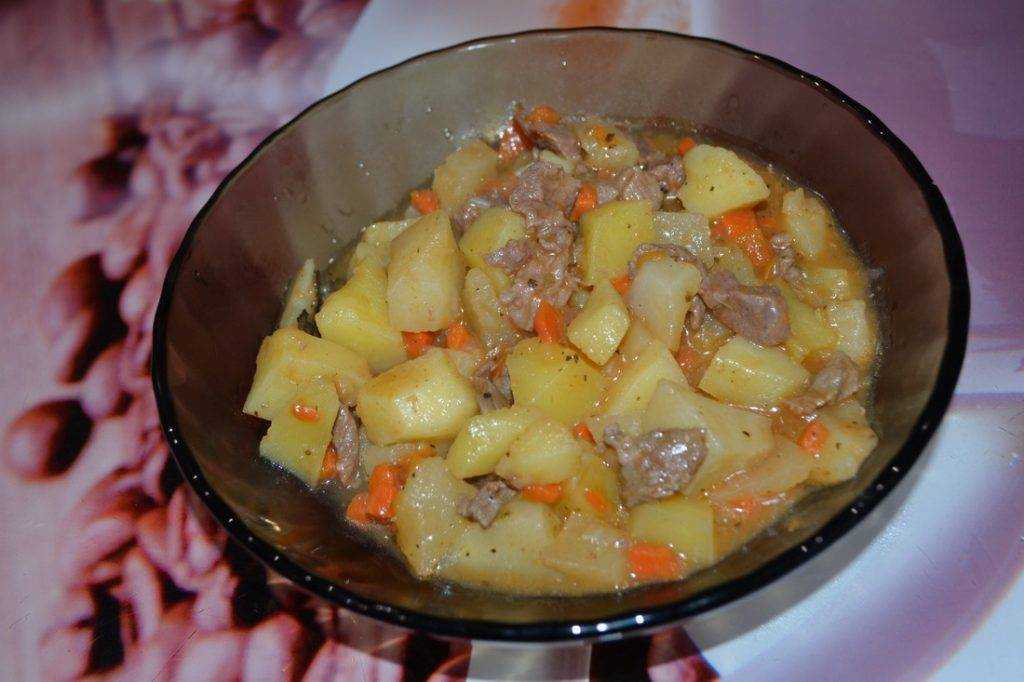 Картошка с тушенкой в кастрюле с морковью. Тушёная картошка с мясом. Картошка с мясом в кострю. Тушёная картошка с мясом в мультиварке. Картошка с мясом в кастрюле.