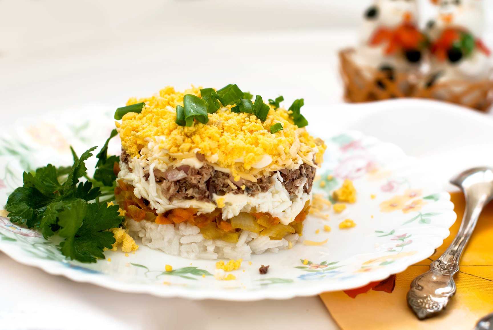 Салат из куриной печени слоеный