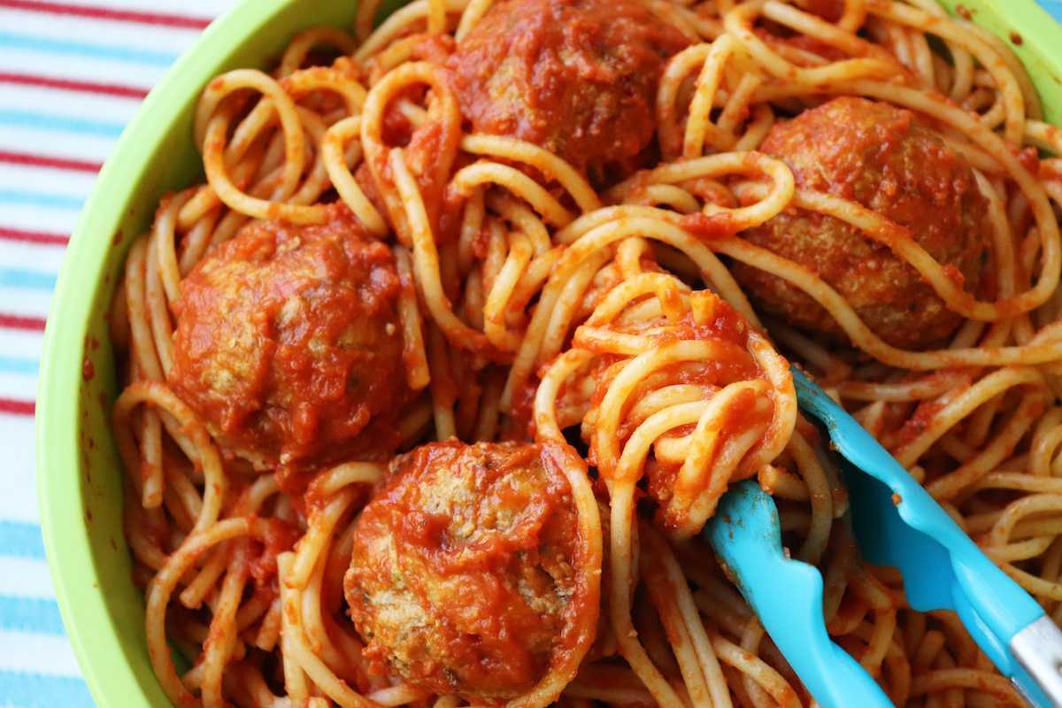 Тефтели с соусом с макаронами. Спагетти с тефтельками в соусе. Спагетти с тефтелями в томатном соусе. Тефтели с макаронами. Макароны с тефтелями в томатном соусе.