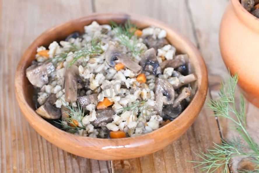 Перловка с шампиньонами, луком и морковью