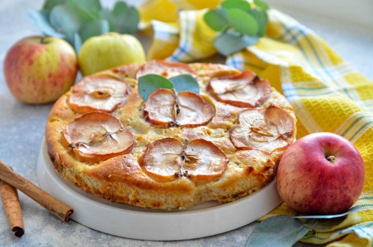 Шарлотка с яблоками в духовке: 5 простых пошаговых рецептов