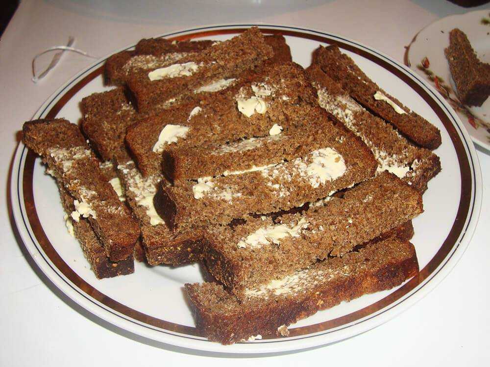 Хлеб с чесночным маслом и зеленым луком