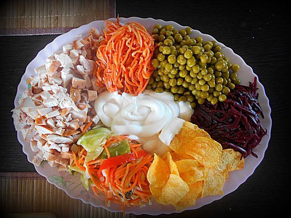 Салат калейдоскоп с курицей и корейской морковью | рецепты