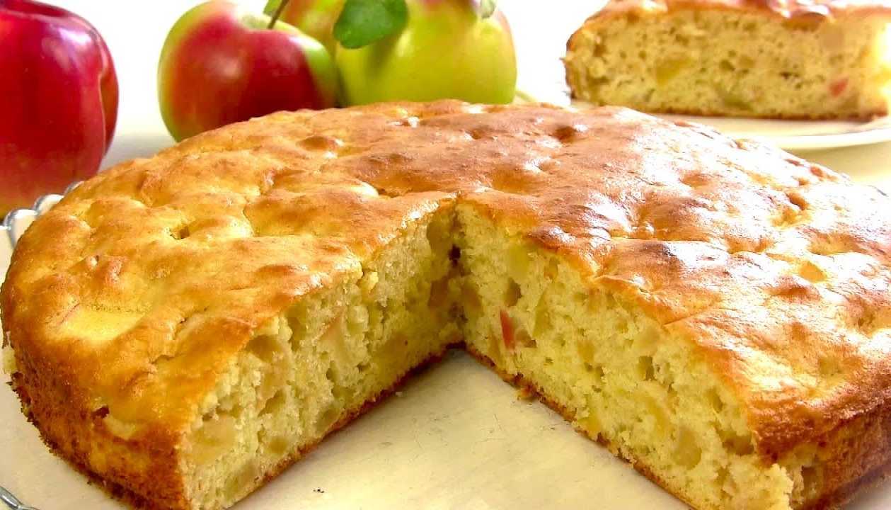 Рецепт самого вкусного пирога. Пирог с яблоками в духовке пошаговый. Шарлотка с яблоками простой и вкусный. Шарлотка с яблоками на кефире в духовке простой. Бездрожжевые пироги с яблоками.