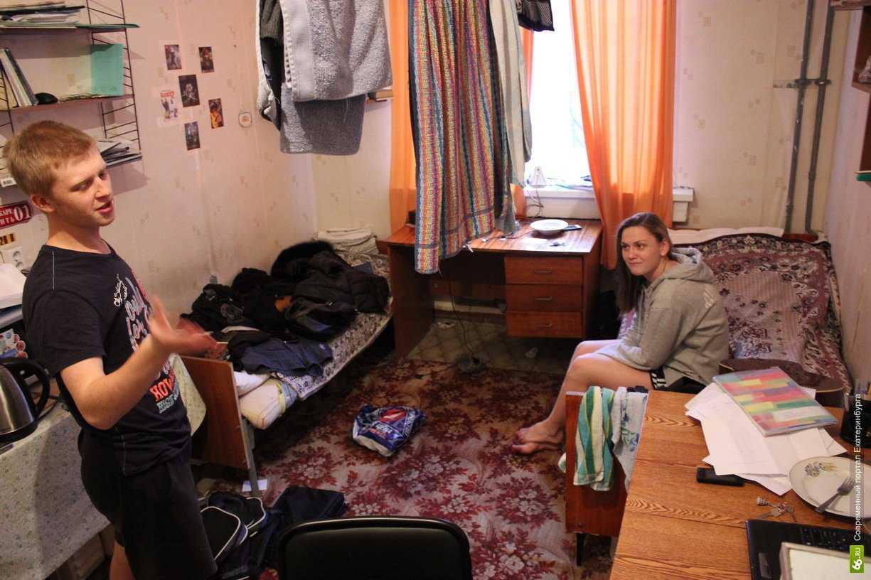 Передача общежитий. Студенческое общежитие. Студенты живут в общежитии. Комната в общаге. Комната студента в общежитии.