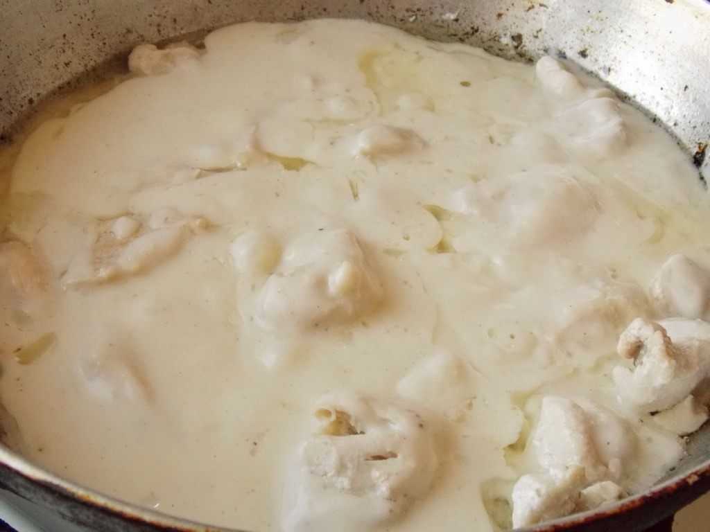 Паста с курицей и грибами в сливочном соусе под сыром