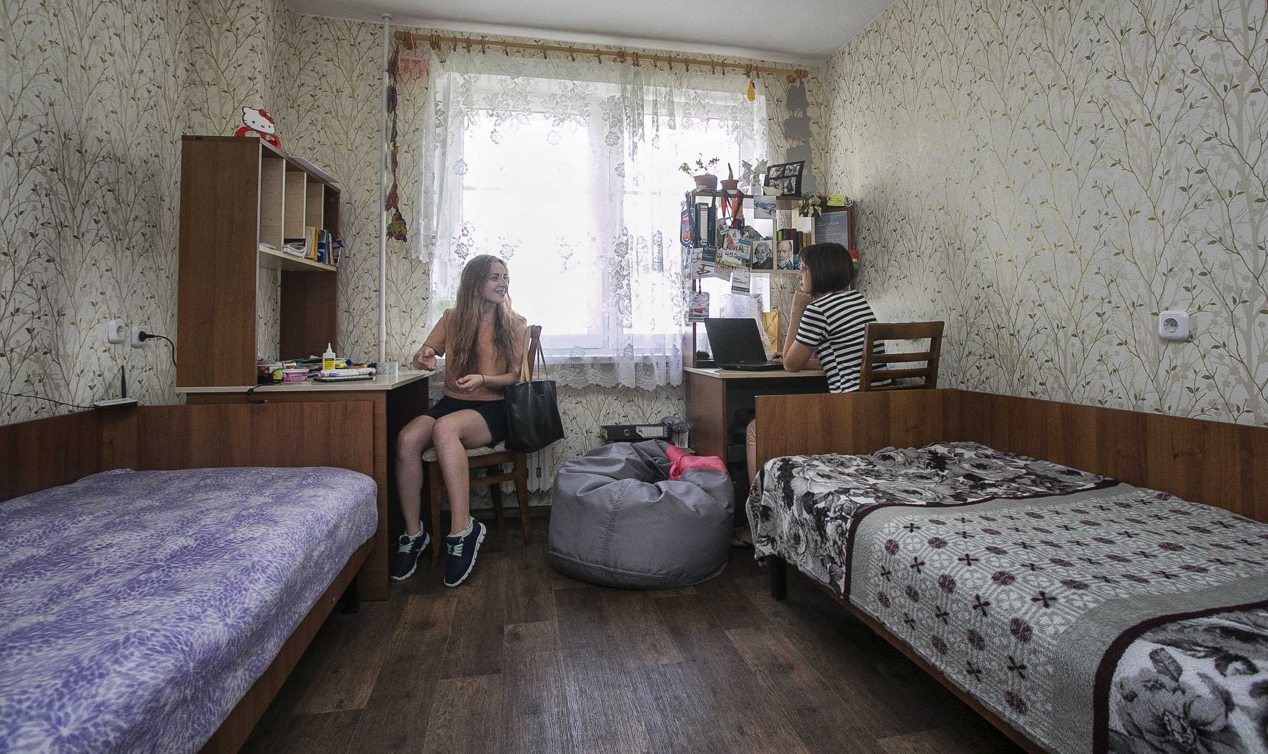 Девушка живет в общежитии