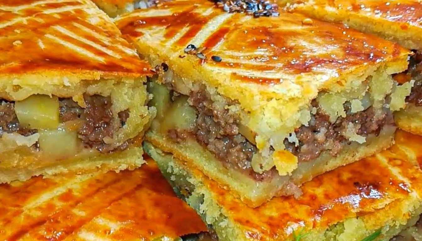 Готовим картофельный пирог с фаршем в духовке, соединяем нежную основу и сытную мясную начинку с сочными томатами и расплавленным сыром