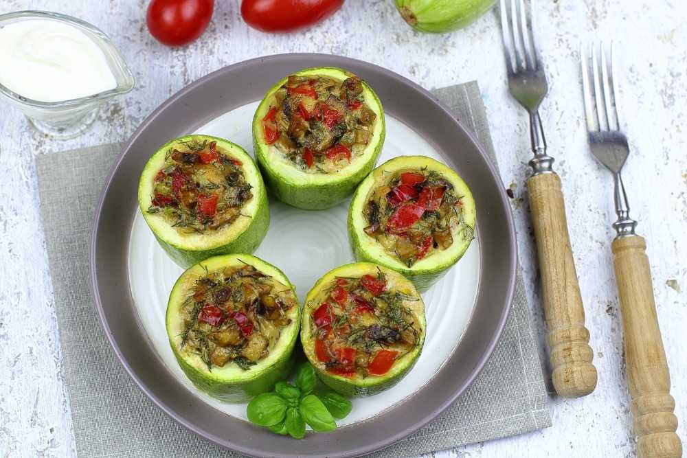 Кабачки цуккини фаршированные овощами