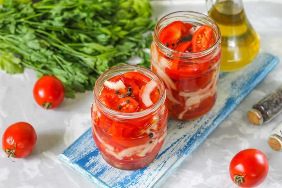 Помидоры половинками с луком и маслом на зиму — пальчики оближешь