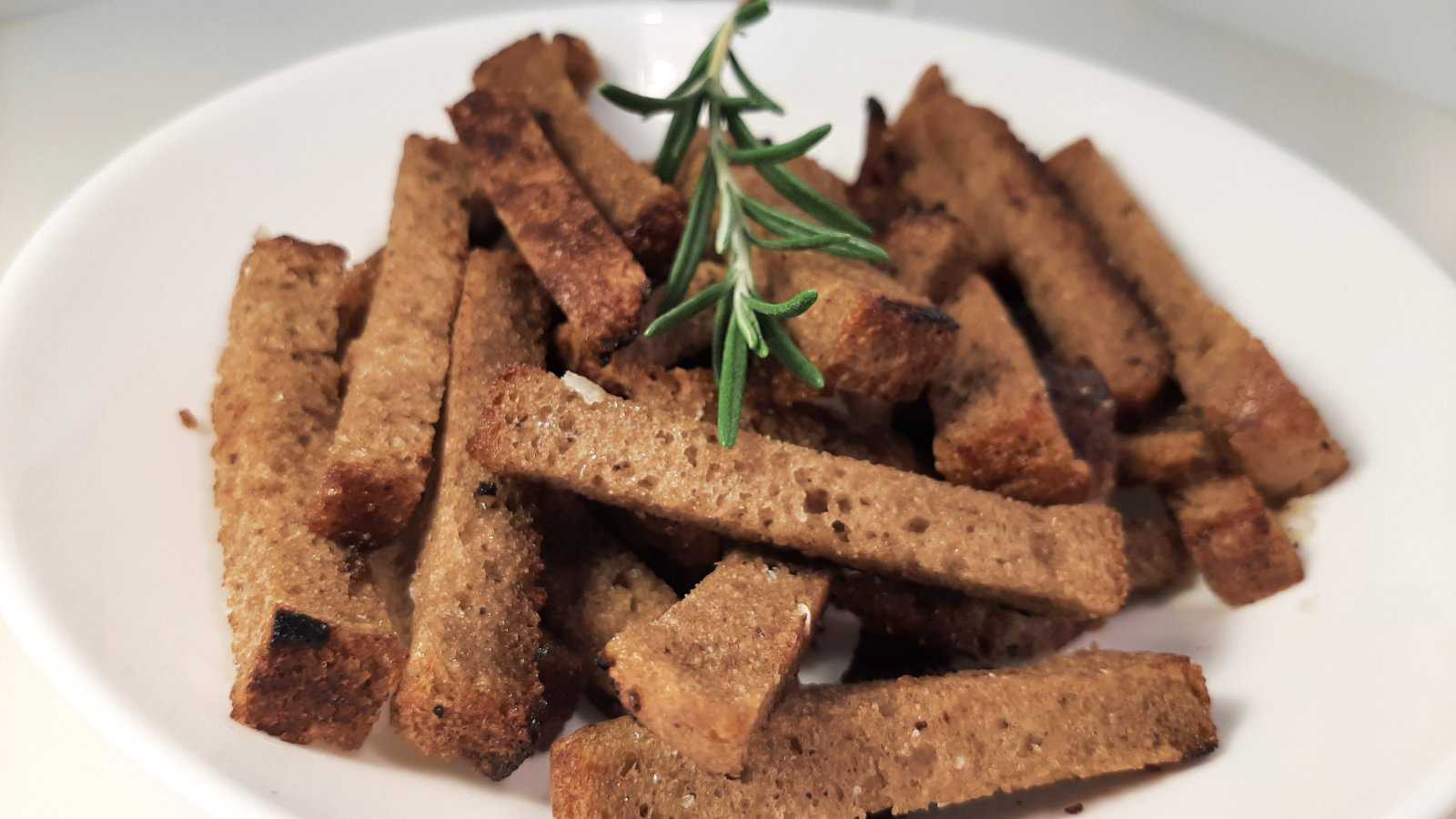 Гренки из хлеба в духовке с чесноком