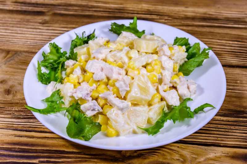 Салат с копченой курицей — 14 очень вкусных и простых рецептов