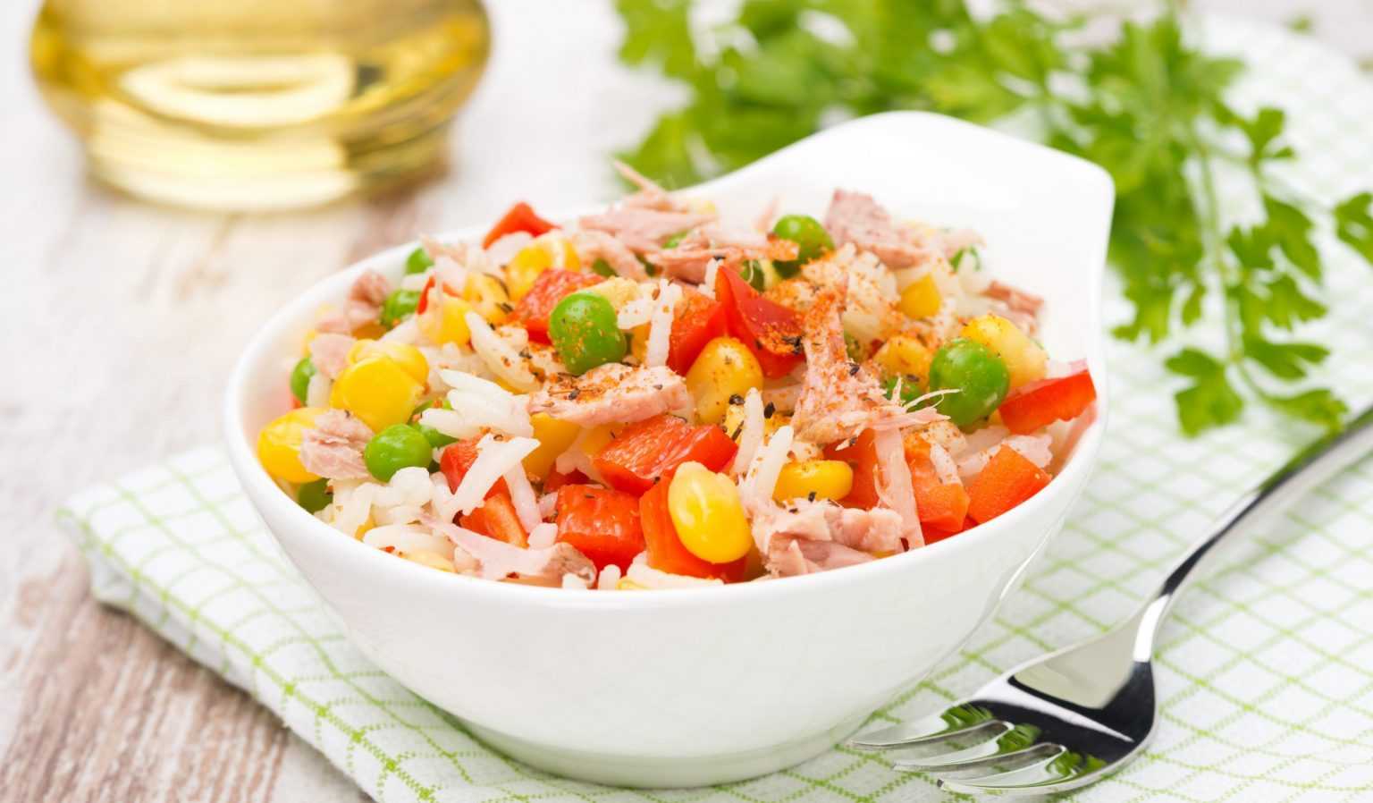 Салат с тунцом и рисом: праздничный и повседневный рецепт