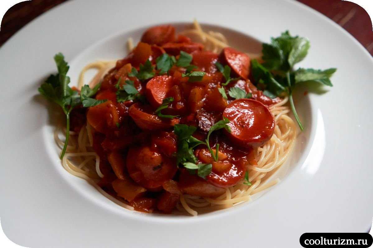 Лапша с томатами. Помидорный соус для спагетти. Паста с сосисками в томатном соусе. Лапша с томатной пастой. Спагетти с сосисками в томатном соусе.