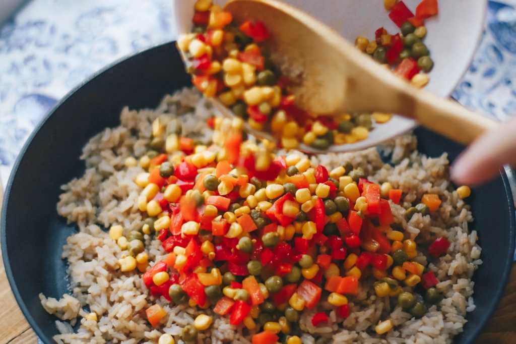 Крабовый салат с рисом и кукурузой: классические рецепты
