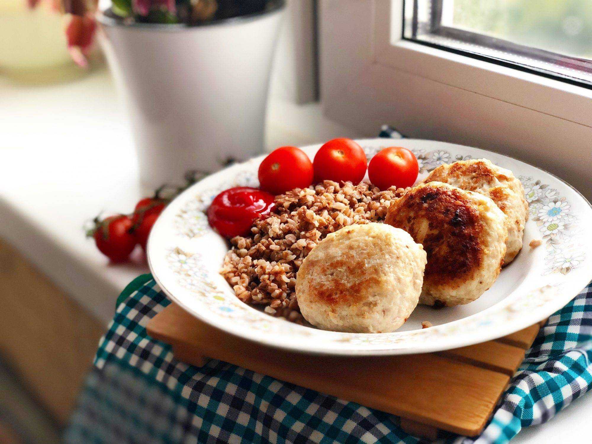 Готовим котлеты из курицы и овсяных хлопьев В данном рецепте овсянка заменяет хлеб, связываем куриный фарш Такие котлеты вкусны и горячими, и холодными