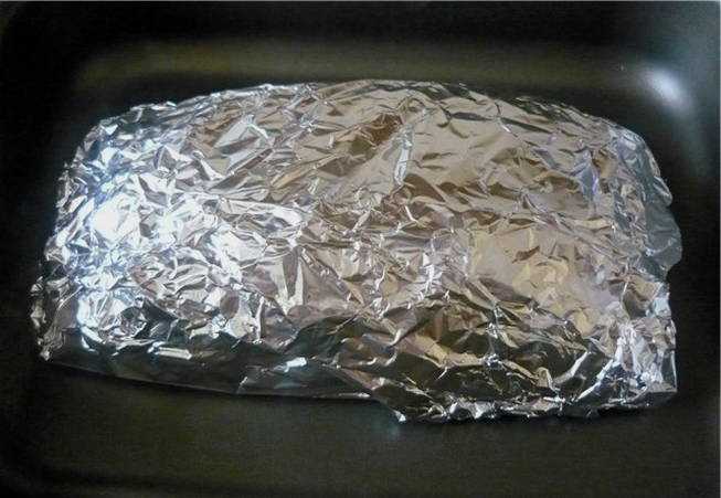 Какой стороной фольги запекать в духовке: матовой или блестящей? как правильно завернуть в фольгу рыбу, мясо, курицу, картошку, продукты для запекания? как правильно пользоваться фольгой для запекания в духовке, надо ли  прокалывать фольгу?