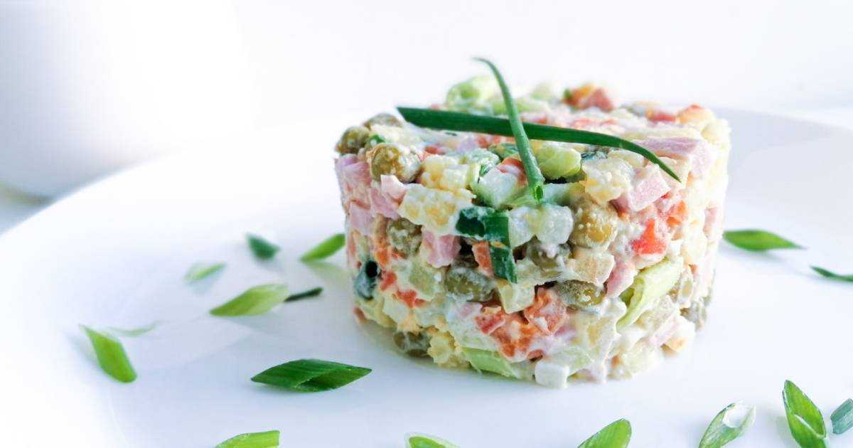 Салат с солеными огурцами – 12 рецептов