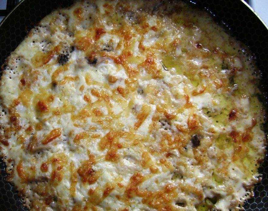 Жульен с курицей на сковороде классический со сливками