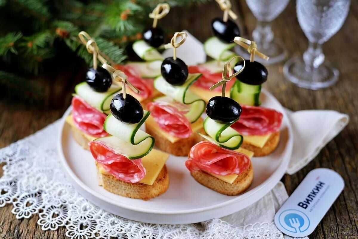 Канапе на шпажках для праздничного стола - 20 простых и вкусных рецептов