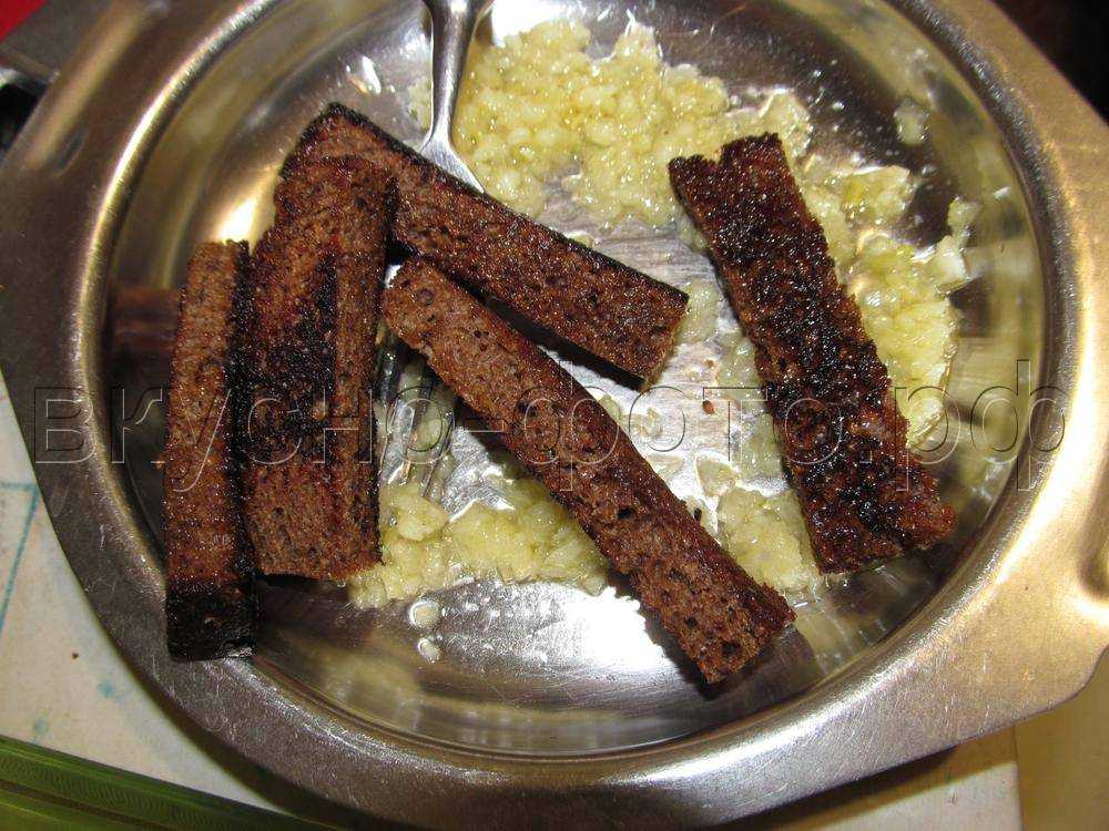 Ржаной хлеб с луком и чесноком