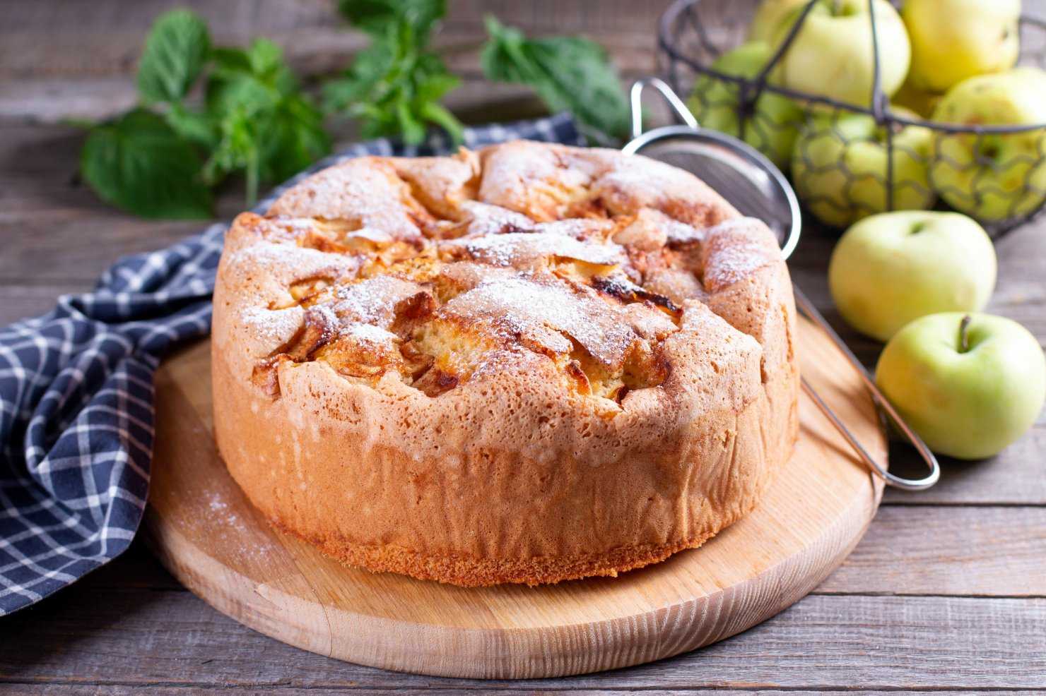 Шарлотка классическая с яблоками в духовке пышная рецепт фото пошагово и видео - 1000.menu