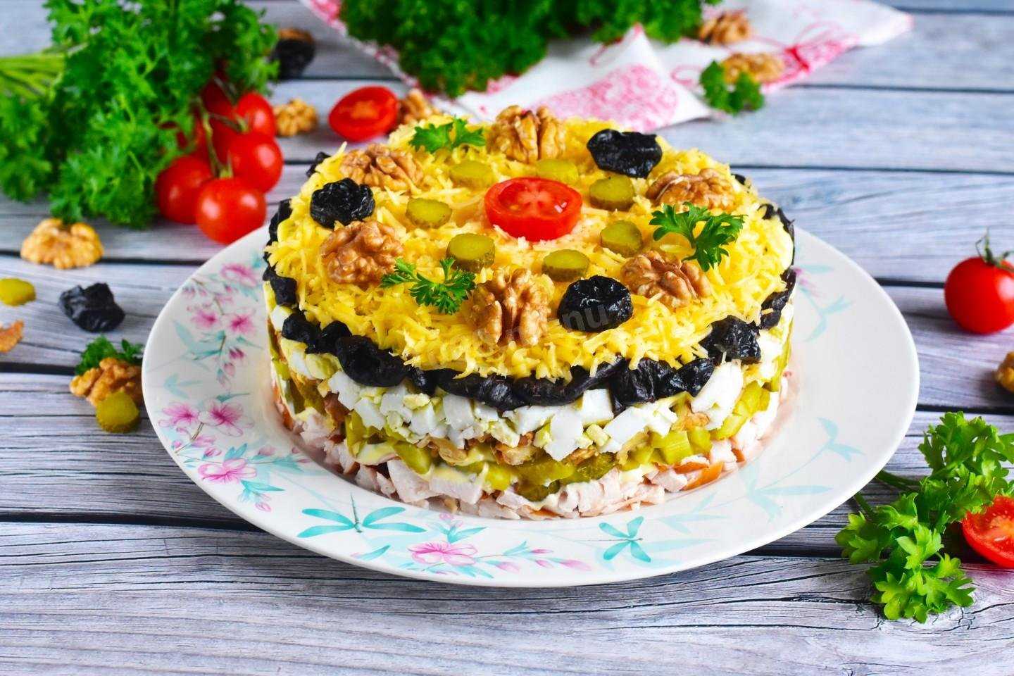 20 оригинальных салатов с курицей и черносливом